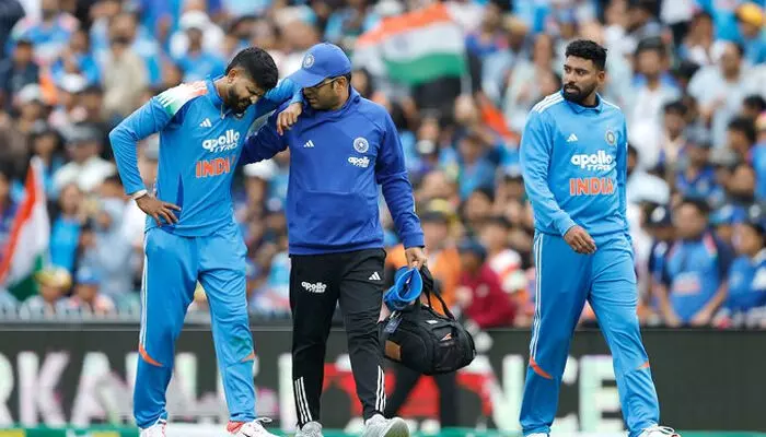 ഫീൽഡിങ്ങിനിടെ ഇടത് വാരിയെല്ലിന് പരിക്ക്; ഗ്രൗണ്ട് വിട്ടത് കടുത്ത വേദനയോടെ; ഇന്ത്യൻ ബാറ്റർ ശ്രേയസ് അയ്യരെ ആശുപത്രിയിൽ പ്രവേശിപ്പിച്ചു ഫീൽഡിങ്ങിനിടെ ഇടത് വാരിയെല്ലിന് പരിക്ക്; ഗ്രൗണ്ട് വിട്ടത് കടുത്ത വേദനയോടെ; ഇന്ത്യൻ ബാറ്റർ ശ്രേയസ് അയ്യരെ ആശുപത്രിയിൽ പ്രവേശിപ്പിച്ചു