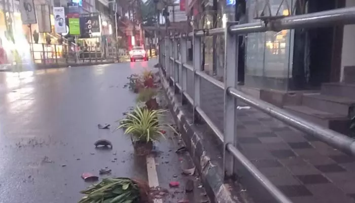 റോഡരികില് സ്ഥാപിച്ച 25-ഓളം ചെടിച്ചട്ടികള് എറിഞ്ഞു നശിപ്പിച്ചു; പിടിയിലായത് അസം സ്വദേശി റോഡരികില് സ്ഥാപിച്ച 25-ഓളം ചെടിച്ചട്ടികള് എറിഞ്ഞു നശിപ്പിച്ചു; പിടിയിലായത് അസം സ്വദേശി