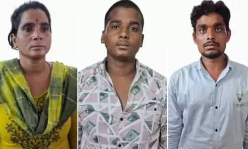 ആഡംബര കാറില് കുടുംബത്തോടൊപ്പം കഞ്ചാവ് കടത്ത്; അഞ്ച് ലക്ഷം രൂപയുടെ കഞ്ചാവുമായി അമ്മയും രണ്ട് മക്കളും ഉള്പ്പെടെ നാലു പേര് പിടിയില് ആഡംബര കാറില് കുടുംബത്തോടൊപ്പം കഞ്ചാവ് കടത്ത്; അഞ്ച് ലക്ഷം രൂപയുടെ കഞ്ചാവുമായി അമ്മയും രണ്ട് മക്കളും ഉള്പ്പെടെ നാലു പേര് പിടിയില്