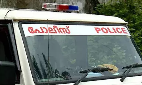 കാമുകനുമായി പിണങ്ങി;  രാത്രിയില് കാറോടിച്ച് എത്തിയ യുവതി പാലത്തില് നിന്നും പുഴയിലേക്ക് ചാടി: രക്ഷിച്ച് പോലിസ് കാമുകനുമായി പിണങ്ങി;  രാത്രിയില് കാറോടിച്ച് എത്തിയ യുവതി പാലത്തില് നിന്നും പുഴയിലേക്ക് ചാടി: രക്ഷിച്ച് പോലിസ്