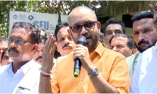 സവര്‍ക്കറെയും ഹെഡ്‌ഗേവാറിനെ കുറിച്ചും കുട്ടികളെ പഠിപ്പിക്കും; കരാര്‍ ഒപ്പിട്ടത് മന്ത്രിമാര്‍ അറിയാത്തതിന് ബിജെപി അല്ല കുറ്റക്കാര്‍; സിപിഐ നിലപാടില്ലാത്ത പാര്‍ട്ടി; പരിഹാസവുമായി കെ സുരേന്ദ്രന്‍