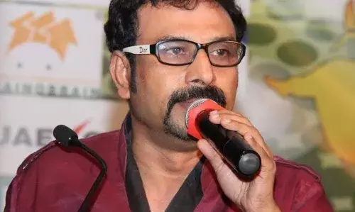 നാസര് ബേപ്പൂരിന് പരദേശി പുരസ്കാരം സമ്മാനിച്ചു നാസര് ബേപ്പൂരിന് പരദേശി പുരസ്കാരം സമ്മാനിച്ചു