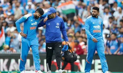 ഫീൽഡിങ്ങിനിടെ ഇടത് വാരിയെല്ലിന് പരിക്ക്; ഗ്രൗണ്ട് വിട്ടത് കടുത്ത വേദനയോടെ; ഇന്ത്യൻ ബാറ്റർ ശ്രേയസ് അയ്യരെ ആശുപത്രിയിൽ പ്രവേശിപ്പിച്ചു