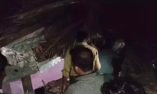 ഇടുക്കി അടിമാലിയില്‍ വീടുകള്‍ക്കു മുകളിലേക്ക് മണ്ണിടിഞ്ഞു; ഒരു കുടുംബം മണ്ണില്‍ കുടുങ്ങി