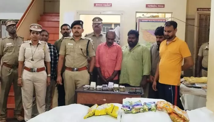 15 ലക്ഷം രൂപ വിലമതിക്കുന്ന നിരോധിത പുകയില ഉത്പന്നങ്ങളുമായി കന്യാകുമാരിയിലെത്തി; മലയാളികളടക്കം നാലു പേര് അറസ്റ്റില് 15 ലക്ഷം രൂപ വിലമതിക്കുന്ന നിരോധിത പുകയില ഉത്പന്നങ്ങളുമായി കന്യാകുമാരിയിലെത്തി; മലയാളികളടക്കം നാലു പേര് അറസ്റ്റില്