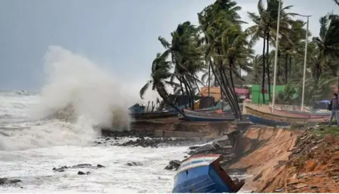 തീവ്ര ന്യൂനമര്ദം അതിവേഗം ശക്തി പ്രാപിക്കുന്നു; മോന്ത കരതൊടുക 28ന്; ആന്ധ്ര, ഒഡിഷ, ബംഗാള് സംസ്ഥാനങ്ങളില് അതിജാഗ്രത നിര്ദേശം തീവ്ര ന്യൂനമര്ദം അതിവേഗം ശക്തി പ്രാപിക്കുന്നു; മോന്ത കരതൊടുക 28ന്; ആന്ധ്ര, ഒഡിഷ, ബംഗാള് സംസ്ഥാനങ്ങളില് അതിജാഗ്രത നിര്ദേശം