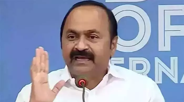 പി.എം ശ്രീയില് സര്ക്കാര് നയം കീഴ്മേല് മറിഞ്ഞത് മുഖ്യമന്ത്രിയുടെ ഡല്ഹി യാത്രക്ക് ശേഷം; എന്ത് ഡീലാണ് നടന്നതെന്ന് വെളിപ്പെടുത്തണം; മുഖ്യമന്ത്രിയെ ആര് ബ്ലാക്ക്മെയില് ചെയ്തു? യെച്ചൂരി ഉണ്ടായിരുന്നു എങ്കില് ഇങ്ങനെ നടക്കുമായിരുന്നോ? ചോദ്യങ്ങളുയര്ത്തി വി ഡി സതീശന് പി.എം ശ്രീയില് സര്ക്കാര് നയം കീഴ്മേല് മറിഞ്ഞത് മുഖ്യമന്ത്രിയുടെ ഡല്ഹി യാത്രക്ക് ശേഷം; എന്ത് ഡീലാണ് നടന്നതെന്ന് വെളിപ്പെടുത്തണം; മുഖ്യമന്ത്രിയെ ആര് ബ്ലാക്ക്മെയില് ചെയ്തു? യെച്ചൂരി ഉണ്ടായിരുന്നു എങ്കില് ഇങ്ങനെ നടക്കുമായിരുന്നോ? ചോദ്യങ്ങളുയര്ത്തി വി ഡി സതീശന്