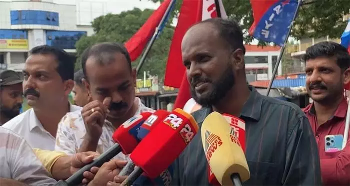 എസ്എഫ്ഐ ഇനി മുണ്ടുടുത്ത് സമരത്തിനിറങ്ങരുത്; മുണ്ട് മടക്കി കുത്തേണ്ടി വന്നാല് കാവി കളസം പൊതുജനത്തിന് കാണേണ്ടി വരും; എസ്എഫ്ഐക്കെതിരെ പരിഹാസവുമായി എഐവൈഎഫ് നേതാവ് എസ്എഫ്ഐ ഇനി മുണ്ടുടുത്ത് സമരത്തിനിറങ്ങരുത്; മുണ്ട് മടക്കി കുത്തേണ്ടി വന്നാല് കാവി കളസം പൊതുജനത്തിന് കാണേണ്ടി വരും; എസ്എഫ്ഐക്കെതിരെ പരിഹാസവുമായി എഐവൈഎഫ് നേതാവ്