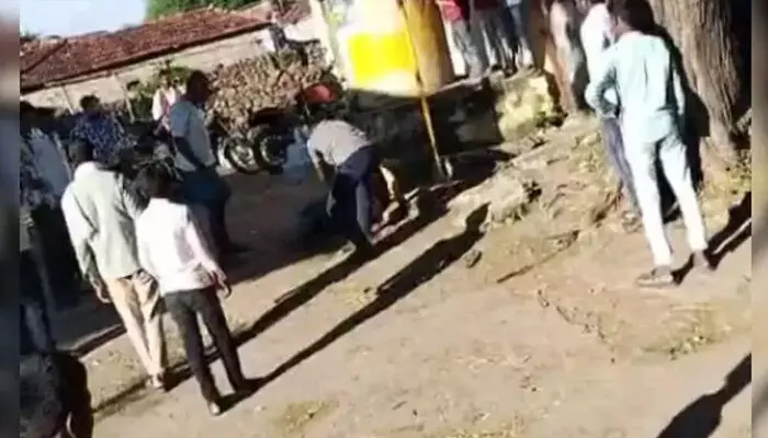 ഭര്ത്താവിനെ ഉപേക്ഷിച്ച യുവതിക്ക് ഒപ്പം താമസം; വീട്ടിലേക്ക് മടങ്ങിയ അന്വേഷിച്ചെത്തി; വിവാഹേതര ബന്ധം ആരോപിച്ച് യുവാവിനെ കെട്ടിയിട്ട് തല്ലിക്കൊന്നു ഭര്ത്താവിനെ ഉപേക്ഷിച്ച യുവതിക്ക് ഒപ്പം താമസം; വീട്ടിലേക്ക് മടങ്ങിയ അന്വേഷിച്ചെത്തി; വിവാഹേതര ബന്ധം ആരോപിച്ച് യുവാവിനെ കെട്ടിയിട്ട് തല്ലിക്കൊന്നു