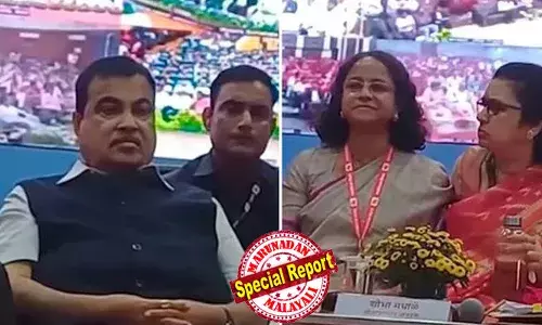 അയാള്‍ കഥയെഴുതുകയാണ്! മോഹന്‍ലാലിന്റെ സിനിമയില്‍ തഹസീല്‍ദാറെങ്കില്‍ നാഗ്പുരില്‍ പോസ്റ്റുമാസ്റ്റര്‍ ജനറല്‍മാര്‍;  കേന്ദ്രമന്ത്രി വേദിയിലിരിക്കെ പിച്ചിയും നുള്ളിയും വനിതാ ഉദ്യോഗസ്ഥരുടെ പോര്! വീഡിയോ വൈറലായതോടെ വിമര്‍ശനം രൂക്ഷം