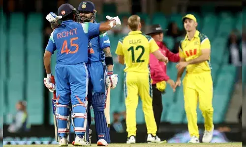 മത്സരത്തിന് ശേഷം വിരാട് കോലി ആരോടോ ഫോണില്‍ സംസാരിക്കുകയായിരുന്നു;  മാന്‍ ഓഫ് ദി മാച്ച്, മാന്‍ ഓഫ് ദി സീരീസ് ട്രോഫികള്‍ വാങ്ങി  രോഹിത് ഗംഭീറിനരികിലൂടെ കടന്നുപോയി;  ഒരു പുഞ്ചിരി കൈമാറാന്‍ സാദ്ധ്യയുണ്ടായിരുന്നിട്ടും നടന്നുപോയി;  അവരുടെ പരാജയം കാത്തിരിക്കുന്ന സെലക്ടര്‍മാരുണ്ട്; ഇരുവരും ടീമില്‍ അനിവാര്യമെന്ന് മുന്‍ ഇന്ത്യന്‍ താരം