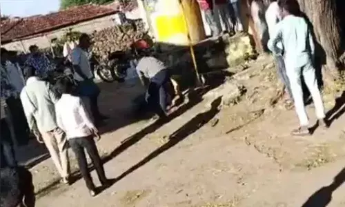 ഭര്‍ത്താവിനെ ഉപേക്ഷിച്ച യുവതിക്ക് ഒപ്പം താമസം; വീട്ടിലേക്ക് മടങ്ങിയ അന്വേഷിച്ചെത്തി; വിവാഹേതര ബന്ധം ആരോപിച്ച് യുവാവിനെ കെട്ടിയിട്ട് തല്ലിക്കൊന്നു