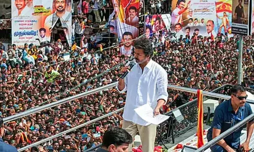 കരൂര്‍ ദുരന്തത്തിലെ ഇരകളുടെ ബന്ധുക്കളെ വിജയ് നാളെ നേരില്‍ കാണും; മാമല്ലപുരത്തെ സ്വകാര്യ ഹോട്ടലില്‍ പരിപാടി സംഘടിപ്പിച്ചു ടിവികെ