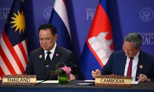 കംബോഡിയയും തായ്ലന്‍ഡും വെടിനിര്‍ത്തല്‍ വിപുലീകരണ കരാര്‍ ഒപ്പുവെച്ചു; അതിര്‍ത്തി പ്രദേശത്ത് നിന്ന് കനത്ത ആയുധങ്ങള്‍ നീക്കാന്‍ ഇരുപക്ഷവും