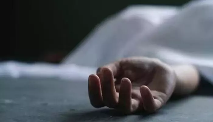 മീന് പിടിക്കുന്നതിനിടെ വള്ളത്തില് നിന്നും തെറിച്ചു വീണു; അര്ത്തുങ്കലില് മത്സ്യത്തൊഴിലാളി മരിച്ചു മീന് പിടിക്കുന്നതിനിടെ വള്ളത്തില് നിന്നും തെറിച്ചു വീണു; അര്ത്തുങ്കലില് മത്സ്യത്തൊഴിലാളി മരിച്ചു