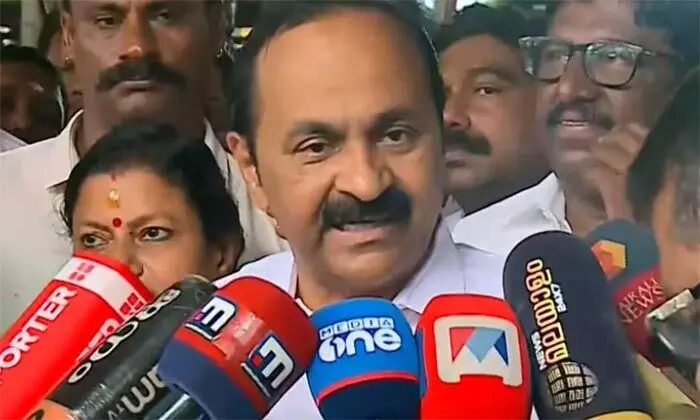 സ്വര്ണം ചെമ്പാക്കിയ വിദ്യ കണ്ട് പിടിച്ചതിന് രസതന്ത്രത്തിനുള്ള നൊബേല് സമ്മാനം പിണറായി വിജയന് നല്കണം; കമഴ്ന്നു വീണാല് കാല് പണം അടിച്ചുമാറ്റുന്ന കൊള്ളക്കാരാണ് ഇവര്;  ഒറിജിനല് സ്വര്ണ ശില്പം ഒരു കോടീശ്വരന് വിറ്റു; ആരോപണം കടുപ്പിച്ച്  വി ഡി സതീശന് സ്വര്ണം ചെമ്പാക്കിയ വിദ്യ കണ്ട് പിടിച്ചതിന് രസതന്ത്രത്തിനുള്ള നൊബേല് സമ്മാനം പിണറായി വിജയന് നല്കണം; കമഴ്ന്നു വീണാല് കാല് പണം അടിച്ചുമാറ്റുന്ന കൊള്ളക്കാരാണ് ഇവര്;  ഒറിജിനല് സ്വര്ണ ശില്പം ഒരു കോടീശ്വരന് വിറ്റു; ആരോപണം കടുപ്പിച്ച്  വി ഡി സതീശന്