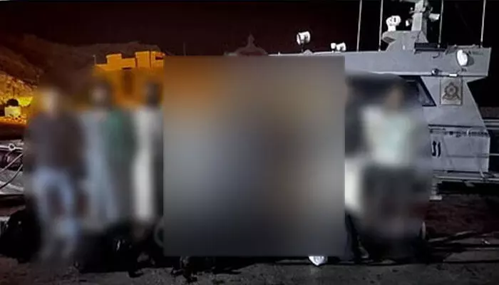 ഒമാനിലേക്ക് അനധികൃതമായി കടക്കാൻ ശ്രമം; പതിനെട്ട് ഏഷ്യൻ പൗരൻമാരെ പിടികൂടി പോലീസ്; കടുത്ത നടപടി സ്വീകരിക്കുമെന്ന് അധികൃതർ ഒമാനിലേക്ക് അനധികൃതമായി കടക്കാൻ ശ്രമം; പതിനെട്ട് ഏഷ്യൻ പൗരൻമാരെ പിടികൂടി പോലീസ്; കടുത്ത നടപടി സ്വീകരിക്കുമെന്ന് അധികൃതർ