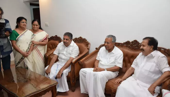 അമ്മയുടെ നിര്യാണം: രമേശ് ചെന്നിത്തലയുടെ ഹരിപ്പാട്ടെ വീട്ടിലെത്തി മുഖ്യമന്ത്രി; കുടുംബാംഗങ്ങളെ നേരിട്ട് കണ്ട് അനുശോചനം അറിയിച്ച് മടക്കം അമ്മയുടെ നിര്യാണം: രമേശ് ചെന്നിത്തലയുടെ ഹരിപ്പാട്ടെ വീട്ടിലെത്തി മുഖ്യമന്ത്രി; കുടുംബാംഗങ്ങളെ നേരിട്ട് കണ്ട് അനുശോചനം അറിയിച്ച് മടക്കം