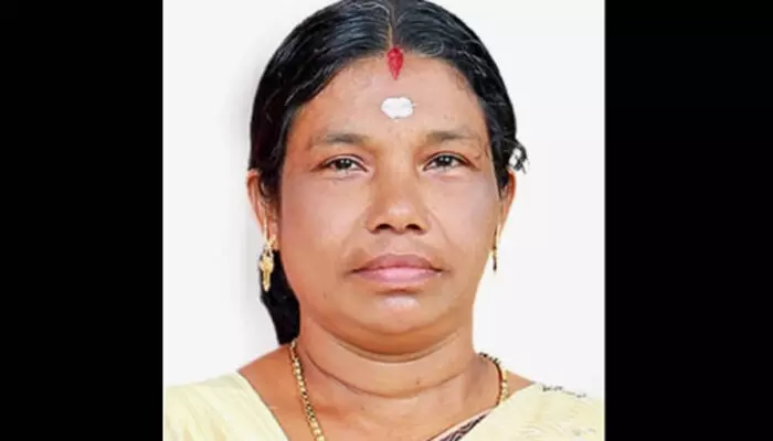 ക്ഷേത്രദർശനം കഴിഞ്ഞ് മടങ്ങവേ അപകടം; സ്കൂട്ടറിൽ സഹോദരനോടൊപ്പം യാത്ര ചെയ്ത വീട്ടമ്മയ്ക്ക് ദാരുണാന്ത്യം; സംഭവം ഹരിപ്പാട് ക്ഷേത്രദർശനം കഴിഞ്ഞ് മടങ്ങവേ അപകടം; സ്കൂട്ടറിൽ സഹോദരനോടൊപ്പം യാത്ര ചെയ്ത വീട്ടമ്മയ്ക്ക് ദാരുണാന്ത്യം; സംഭവം ഹരിപ്പാട്