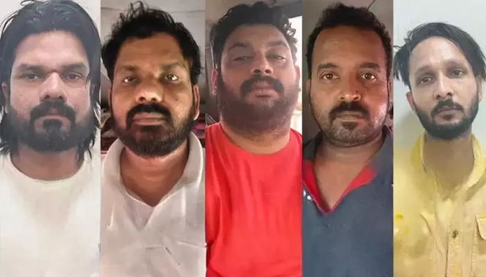 അഞ്ച് മലയാളി യുവാക്കളെ കാണാനില്ലെന്ന് ബന്ധുക്കളുടെ പരാതി; അന്വേഷണത്തിനിടെ യുവാക്കള് തമിഴ്നാട് പൊലീസിന്റെ പിടിയിലെന്ന് സൂചന;  പിടിയിലായത് നാലരക്കോടിയുടെ സ്വര്ണം തട്ടിയെന്ന കേസില് അഞ്ച് മലയാളി യുവാക്കളെ കാണാനില്ലെന്ന് ബന്ധുക്കളുടെ പരാതി; അന്വേഷണത്തിനിടെ യുവാക്കള് തമിഴ്നാട് പൊലീസിന്റെ പിടിയിലെന്ന് സൂചന;  പിടിയിലായത് നാലരക്കോടിയുടെ സ്വര്ണം തട്ടിയെന്ന കേസില്