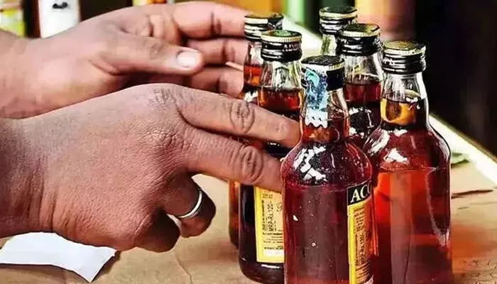 ബ്ലാക്കില് മദ്യ വില്പ്പന; പുലര്ച്ചെ എത്തിയാലും മദ്യം കിട്ടും; കുറഞ്ഞ വിലയുള്ള മദ്യത്തിനും പൊള്ളുന്ന വില; കൊടുമണ് ബിവ്റേജസ് ഔട്ട്ലെറ്റില് വ്യാപക ക്രമക്കേടുകള് ബ്ലാക്കില് മദ്യ വില്പ്പന; പുലര്ച്ചെ എത്തിയാലും മദ്യം കിട്ടും; കുറഞ്ഞ വിലയുള്ള മദ്യത്തിനും പൊള്ളുന്ന വില; കൊടുമണ് ബിവ്റേജസ് ഔട്ട്ലെറ്റില് വ്യാപക ക്രമക്കേടുകള്