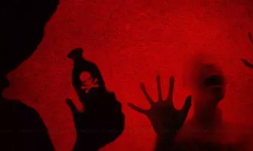 കോളേജിലേക്ക് പോയ വിദ്യാര്‍ത്ഥിനിക്ക് നേരെ ആസിഡ് ആക്രമണം; ഇരുകൈകള്‍ക്കും പൊള്ളലേറ്റ പെണ്‍കുട്ടി ആശുപത്രിയില്‍: പ്രതികള്‍ ഓടി രക്ഷപ്പെട്ടു