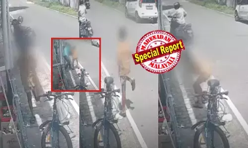 ഒരു കാൽ വിറപ്പിച്ച് ഇരുകൈകളും കൊണ്ട് കൊങ്ങയിൽ പിടിച്ച് പരിഭ്രമിക്കുന്ന കുട്ടി; റോഡിലൂടെ വെപ്രാളത്തിൽ ഓടിയും സൈക്കിളിൽ നിന്ന് വെള്ളം എടുക്കാനും ശ്രമം; ഒടുവിൽ സൂപ്പർമാർക്കറ്റ് ഉടമയുടെ വരവിൽ രക്ഷ; ഭയപ്പെടുത്തുന്ന ചിത്രങ്ങൾ പുറത്ത്