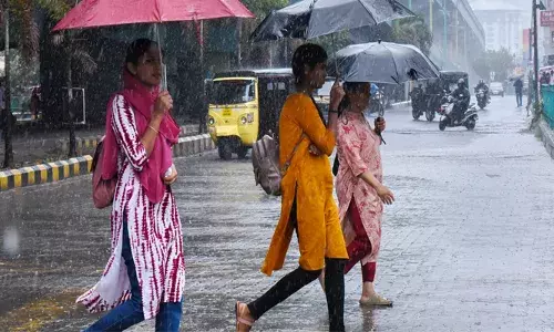 അടുത്ത മൂന്ന് മണിക്കൂർ ജാഗ്രത വേണം; സംസ്ഥാനത്ത് വ്യാപക മഴയ്ക്ക് സാധ്യത; തിരുവനന്തപുരം ജില്ലയിൽ റെഡ് അലർട്ട്; 50 കിലോമീറ്റർ വേഗതയിൽ കാറ്റ് വീശുമെന്നും മുന്നറിയിപ്പ്
