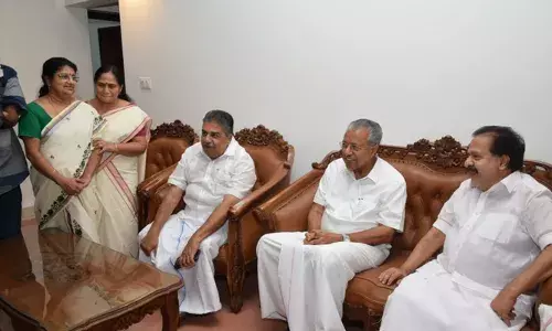 അമ്മയുടെ നിര്യാണം: രമേശ് ചെന്നിത്തലയുടെ ഹരിപ്പാട്ടെ വീട്ടിലെത്തി മുഖ്യമന്ത്രി; കുടുംബാംഗങ്ങളെ നേരിട്ട് കണ്ട് അനുശോചനം അറിയിച്ച് മടക്കം