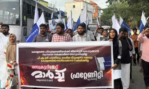 പി.എം ശ്രീ: ഫ്രറ്റേണിറ്റി സെക്രട്ടറിയേറ്റ് മാര്ച്ചില് പ്രതിഷേധമിരമ്പി; റോഡ് ഉപരോധിച്ച പ്രവര്ത്തകരെ പോലീസ് അറസ്റ്റ് ചെയ്തു പി.എം ശ്രീ: ഫ്രറ്റേണിറ്റി സെക്രട്ടറിയേറ്റ് മാര്ച്ചില് പ്രതിഷേധമിരമ്പി; റോഡ് ഉപരോധിച്ച പ്രവര്ത്തകരെ പോലീസ് അറസ്റ്റ് ചെയ്തു