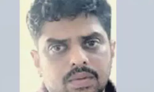 വള പണയം വെച്ച് വാങ്ങിയത് 90,000 രൂപ; ജീവനക്കാരന് തോന്നിയ സംശയം; പരിശോധനയിൽ ട്വിസ്റ്റ്; യുവാവിനെ കൈയ്യോടെ പൊക്കി പോലീസ്