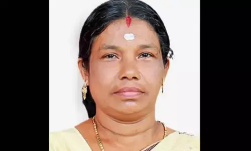 ക്ഷേത്രദർശനം കഴിഞ്ഞ് മടങ്ങവേ അപകടം; സ്‌കൂട്ടറിൽ സഹോദരനോടൊപ്പം യാത്ര ചെയ്ത വീട്ടമ്മയ്ക്ക് ദാരുണാന്ത്യം; സംഭവം ഹരിപ്പാട്