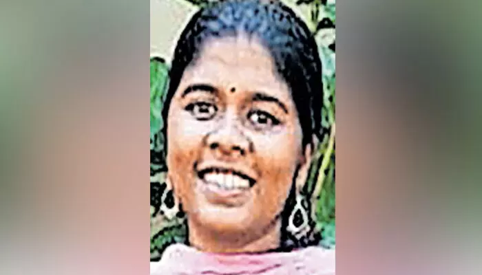 ഫിസിക്കല് ടെസ്റ്റിനായുള്ള ഓട്ടപരിശീലനത്തിനിടെ യുവതി കുഴഞ്ഞ് വീണു മരിച്ചു;22 കാരിയുടെ മരണം കൂട്ടുകാരികള്ക്കൊപ്പം സ്കൂള് ഗ്രൗണ്ടില് പരിശീലനം നടത്തുന്നതിനിടെ : മരണകാരണം ഹൃദയാഘാതമെന്ന് റിപ്പോര്ട്ട് ഫിസിക്കല് ടെസ്റ്റിനായുള്ള ഓട്ടപരിശീലനത്തിനിടെ യുവതി കുഴഞ്ഞ് വീണു മരിച്ചു;22 കാരിയുടെ മരണം കൂട്ടുകാരികള്ക്കൊപ്പം സ്കൂള് ഗ്രൗണ്ടില് പരിശീലനം നടത്തുന്നതിനിടെ : മരണകാരണം ഹൃദയാഘാതമെന്ന് റിപ്പോര്ട്ട്