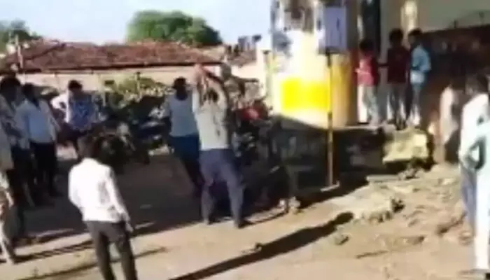വിവാഹിതയായ സ്ത്രീയുമായി ബന്ധമുണ്ടെന്ന് ആരോപണം; കര്ണാടകയില് 27കാരനെ യുവതിയുടെ ബന്ധുക്കള് കെട്ടിയിട്ട് അടിച്ചു കൊന്നു വിവാഹിതയായ സ്ത്രീയുമായി ബന്ധമുണ്ടെന്ന് ആരോപണം; കര്ണാടകയില് 27കാരനെ യുവതിയുടെ ബന്ധുക്കള് കെട്ടിയിട്ട് അടിച്ചു കൊന്നു