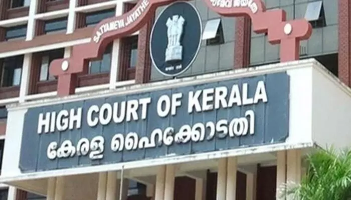 ഭൂമി തരംമാറ്റാനുള്ള അപേക്ഷ നിരസിച്ചു; ആര്ഡിഒയ്ക്ക് പതിനായിരം രൂപ പിഴയിട്ട് ഹൈക്കോടതി ഭൂമി തരംമാറ്റാനുള്ള അപേക്ഷ നിരസിച്ചു; ആര്ഡിഒയ്ക്ക് പതിനായിരം രൂപ പിഴയിട്ട് ഹൈക്കോടതി