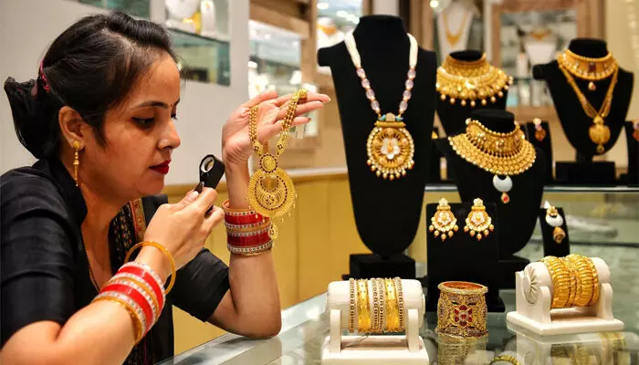 സംസ്ഥാനത്ത് സ്വർണവില വീണ്ടും താഴോട്ട്; പവന് 600 രൂപയുടെ ഇടിവ്; ആശ്വാസത്തിൽ ഉടമകൾ; ഇന്നത്തെ വില വിവരങ്ങൾ അറിയാം.. സംസ്ഥാനത്ത് സ്വർണവില വീണ്ടും താഴോട്ട്; പവന് 600 രൂപയുടെ ഇടിവ്; ആശ്വാസത്തിൽ ഉടമകൾ; ഇന്നത്തെ വില വിവരങ്ങൾ അറിയാം..