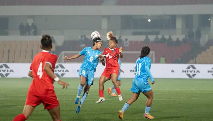 ഇരട്ട ഗോളുമായി സബിത്ര ഭണ്ഡാരി; സൗഹൃദ മത്സരത്തിൽ നേപ്പാളിനോട് തോൽവി വഴങ്ങി ഇന്ത്യൻ വനിതകൾ; പരാജയപ്പെട്ടത് 2-1ന്; ആശ്വാസ ഗോൾ നേടിയത് കരിഷ്മ ഷിർവോയിക്കർ ഇരട്ട ഗോളുമായി സബിത്ര ഭണ്ഡാരി; സൗഹൃദ മത്സരത്തിൽ നേപ്പാളിനോട് തോൽവി വഴങ്ങി ഇന്ത്യൻ വനിതകൾ; പരാജയപ്പെട്ടത് 2-1ന്; ആശ്വാസ ഗോൾ നേടിയത് കരിഷ്മ ഷിർവോയിക്കർ