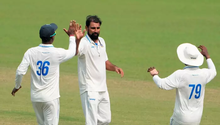 രഞ്ജി ട്രോഫിയിൽ ബംഗാളിന് തുടർച്ചയായ രണ്ടാം ജയം; ഗുജറാത്തിനെ പരാജയപ്പെടുത്തിയത് 141 റൺസിന്; എട്ട് വിക്കറ്റുമായി മുഹമ്മദ് ഷമി; ഉർവിൽ പട്ടേലിന് സെഞ്ചുറി; ഷഹബാസ് അഹമ്മദ് കളിയിലെ താരം രഞ്ജി ട്രോഫിയിൽ ബംഗാളിന് തുടർച്ചയായ രണ്ടാം ജയം; ഗുജറാത്തിനെ പരാജയപ്പെടുത്തിയത് 141 റൺസിന്; എട്ട് വിക്കറ്റുമായി മുഹമ്മദ് ഷമി; ഉർവിൽ പട്ടേലിന് സെഞ്ചുറി; ഷഹബാസ് അഹമ്മദ് കളിയിലെ താരം