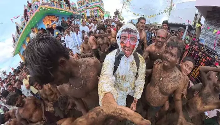 പരസ്പരം ചാണകം വാരി എറിഞ്ഞ് മുഴുവൻ ആഘോഷം; ചിലർ മുഖത്തും ശരീരത്തും ഒരുപോലെ തേച്ചുപിടിപ്പിക്കുന്ന കാഴ്ച; വീഡിയോ പങ്കുവച്ച് യുഎസ് പൗരൻ; സോഷ്യൽ മീഡിയയിൽ പൊരിഞ്ഞ ചർച്ച പരസ്പരം ചാണകം വാരി എറിഞ്ഞ് മുഴുവൻ ആഘോഷം; ചിലർ മുഖത്തും ശരീരത്തും ഒരുപോലെ തേച്ചുപിടിപ്പിക്കുന്ന കാഴ്ച; വീഡിയോ പങ്കുവച്ച് യുഎസ് പൗരൻ; സോഷ്യൽ മീഡിയയിൽ പൊരിഞ്ഞ ചർച്ച