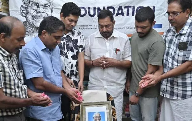 കെ ആര് നാരായണന് അര്ഹമായ ആദരവ് നല്കാന് ജന്മനാട് മടിക്കുന്നു കെ ആര് നാരായണന് അര്ഹമായ ആദരവ് നല്കാന് ജന്മനാട് മടിക്കുന്നു