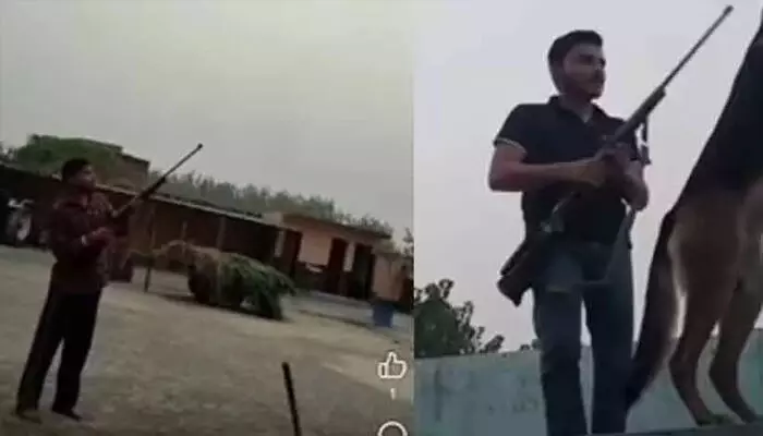 വൈറലാകാൻ അച്ഛന്റെ തോക്കെടുത്ത് വെടിയുതിർത്ത് യുവാക്കൾ; റീൽ ഇൻസ്റ്റാഗ്രാമിൽ ഹിറ്റായതോടെ പോലീസെത്തി; ലൈസൻസ് റദ്ദാക്കാൻ നിർദ്ദേശം വൈറലാകാൻ അച്ഛന്റെ തോക്കെടുത്ത് വെടിയുതിർത്ത് യുവാക്കൾ; റീൽ ഇൻസ്റ്റാഗ്രാമിൽ ഹിറ്റായതോടെ പോലീസെത്തി; ലൈസൻസ് റദ്ദാക്കാൻ നിർദ്ദേശം