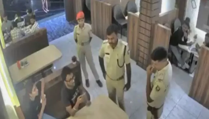 പെങ്ങൾക്കൊപ്പം റെസ്റ്റോറന്റിലിരുന്ന സഹോദരന്റെ നേരെ ആക്രോശിച്ചെത്തിയ പോലീസ്; ദൃശ്യങ്ങൾ വൈറലായതും പണി കിട്ടി; സംഭവം ബിഹാറിൽ പെങ്ങൾക്കൊപ്പം റെസ്റ്റോറന്റിലിരുന്ന സഹോദരന്റെ നേരെ ആക്രോശിച്ചെത്തിയ പോലീസ്; ദൃശ്യങ്ങൾ വൈറലായതും പണി കിട്ടി; സംഭവം ബിഹാറിൽ
