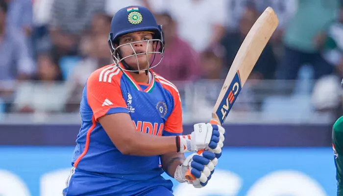 സെമി ഫൈനലിന് തയ്യാറെടുക്കുന്ന ഇന്ത്യൻ വനിതാ ടീമിൽ നിർണായക മാറ്റം; ഒരു വര്ഷത്തെ ഇടവേളയ്ക്കു ശേഷം ടീമിൽ തിരിച്ചെത്തി ഷെഫാലി വർമ്മ; പരിക്കേറ്റ ഓപ്പണർ പ്രതിക റാവൽ പുറത്ത് സെമി ഫൈനലിന് തയ്യാറെടുക്കുന്ന ഇന്ത്യൻ വനിതാ ടീമിൽ നിർണായക മാറ്റം; ഒരു വര്ഷത്തെ ഇടവേളയ്ക്കു ശേഷം ടീമിൽ തിരിച്ചെത്തി ഷെഫാലി വർമ്മ; പരിക്കേറ്റ ഓപ്പണർ പ്രതിക റാവൽ പുറത്ത്