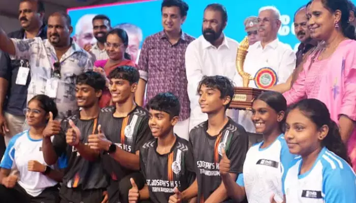 അക്വാട്ടിക്സിലും ഗെയിംസിലും സമ്പൂർണ ആധിപത്യം; സംസ്ഥാന സ്കൂൾ കായികമേളയിൽ സ്വർണ കപ്പടിച്ച് തിരുവനന്തപുരം; അത്ലറ്റിക്സിൽ മലപ്പുറം; സ്കൂളുകളിൽ ഒന്നാമതെത്തിയത് കടകശ്ശേരി ഐഡിയൽ അക്വാട്ടിക്സിലും ഗെയിംസിലും സമ്പൂർണ ആധിപത്യം; സംസ്ഥാന സ്കൂൾ കായികമേളയിൽ സ്വർണ കപ്പടിച്ച് തിരുവനന്തപുരം; അത്ലറ്റിക്സിൽ മലപ്പുറം; സ്കൂളുകളിൽ ഒന്നാമതെത്തിയത് കടകശ്ശേരി ഐഡിയൽ