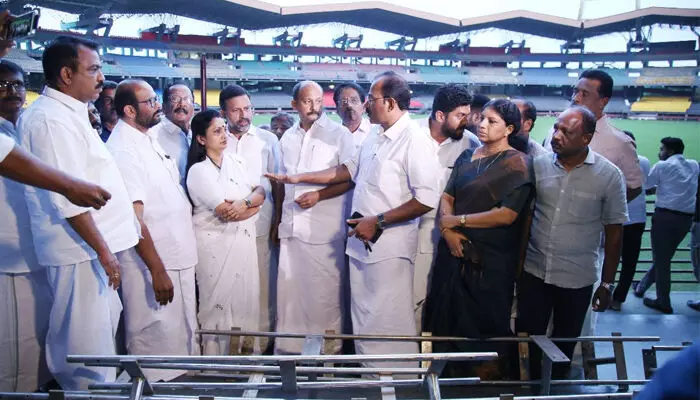 പോകുന്ന പോക്കില് കലൂര് സ്റ്റേഡിയവും ചെമ്പാക്കാനുള്ള ശ്രമമാണ് മന്ത്രിയും സര്ക്കാര് നടത്തുന്നത്; വിവാദ സ്പോണ്സര്ക്ക് പിന്നില് പ്രവര്ത്തിച്ച കായിക മന്ത്രിയുടെ റോള് എന്താണ്? മെസി വന്നാല് മന്ത്രിക്ക് എത്ര പണം ലഭിക്കുമെന്നും ഡിസിസി പ്രസിഡന്റ് മുഹമ്മദ് ഷിയാസ് പോകുന്ന പോക്കില് കലൂര് സ്റ്റേഡിയവും ചെമ്പാക്കാനുള്ള ശ്രമമാണ് മന്ത്രിയും സര്ക്കാര് നടത്തുന്നത്; വിവാദ സ്പോണ്സര്ക്ക് പിന്നില് പ്രവര്ത്തിച്ച കായിക മന്ത്രിയുടെ റോള് എന്താണ്? മെസി വന്നാല് മന്ത്രിക്ക് എത്ര പണം ലഭിക്കുമെന്നും ഡിസിസി പ്രസിഡന്റ് മുഹമ്മദ് ഷിയാസ്