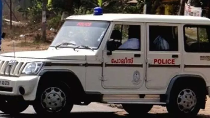 ബൈക്കിലെത്തി മാല പൊട്ടിക്കാന് ശ്രമം; പിടിവലിക്കിടെ താഴെ വീണ വീട്ടമ്മയ്ക്ക് തോളില് പരിക്ക്; അന്വേഷണം ആരംഭിച്ച് പോലീസ് ബൈക്കിലെത്തി മാല പൊട്ടിക്കാന് ശ്രമം; പിടിവലിക്കിടെ താഴെ വീണ വീട്ടമ്മയ്ക്ക് തോളില് പരിക്ക്; അന്വേഷണം ആരംഭിച്ച് പോലീസ്