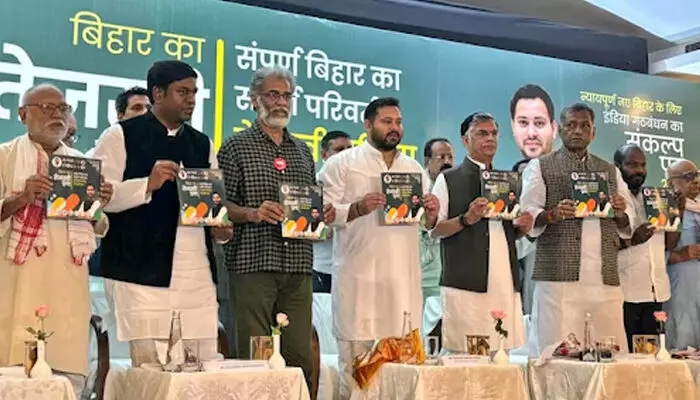 കുടുംബത്തിലെ ഒരാള്ക്ക് വീതം സര്ക്കാര് ജോലി; സ്ത്രീകള്ക്ക് പ്രതിമാസം 2,500 രൂപ ധനസഹായം;  നിര്ധനര്ക്ക് 500 രൂപയ്ക്ക് ഗ്യാസ് സിലിണ്ടറുകള്; 200 യൂണിറ്റ് സൗജന്യ വൈദ്യുതി; വഖഫ് ബില് നിര്ത്തിവയ്ക്കും;  ജനപ്രിയ വാഗ്ദാനങ്ങളുമായി ബിഹാറില് പ്രകടന പത്രിക പുറത്തിറക്കി ഇന്ത്യാ സഖ്യം കുടുംബത്തിലെ ഒരാള്ക്ക് വീതം സര്ക്കാര് ജോലി; സ്ത്രീകള്ക്ക് പ്രതിമാസം 2,500 രൂപ ധനസഹായം;  നിര്ധനര്ക്ക് 500 രൂപയ്ക്ക് ഗ്യാസ് സിലിണ്ടറുകള്; 200 യൂണിറ്റ് സൗജന്യ വൈദ്യുതി; വഖഫ് ബില് നിര്ത്തിവയ്ക്കും;  ജനപ്രിയ വാഗ്ദാനങ്ങളുമായി ബിഹാറില് പ്രകടന പത്രിക പുറത്തിറക്കി ഇന്ത്യാ സഖ്യം