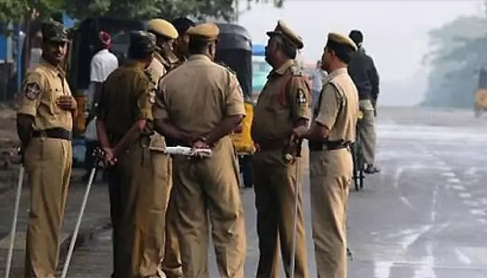 സ്കൂളില് പാര്ക്കിങ്ങുമായി ബന്ധപ്പെട്ട് തര്ക്കം; ബിജെപി പ്രാദേശിക നേതാവിനെ ബൈക്കിലെത്തിയ സംഘം വെടിവെച്ചുകൊന്നു സ്കൂളില് പാര്ക്കിങ്ങുമായി ബന്ധപ്പെട്ട് തര്ക്കം; ബിജെപി പ്രാദേശിക നേതാവിനെ ബൈക്കിലെത്തിയ സംഘം വെടിവെച്ചുകൊന്നു