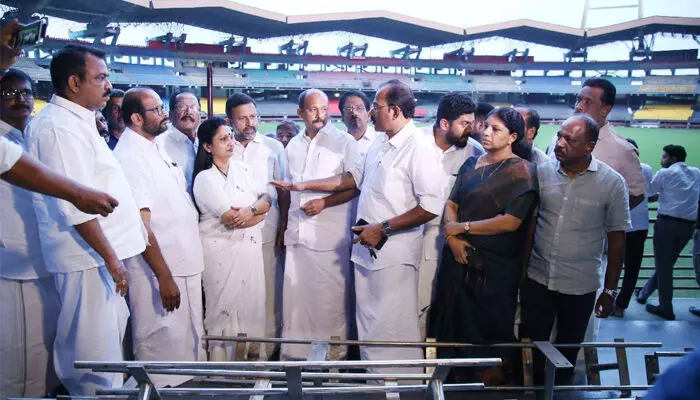 ഡിസിസി പ്രസിഡന്റ് മുഹമ്മദ് ഷിയാസും ദീപ്തി മേരി വര്ഗീസും അടക്കമുള്ള കോണ്ഗ്രസ് നേതാക്കള് കലൂര് സ്റ്റേഡിയത്തില് അതിക്രമിച്ചുകടന്നു; സുരക്ഷാ ജീവനക്കാരുടെ നിര്ദ്ദേശങ്ങള് അവഗണിച്ചു; പൊലീസ് കമ്മീഷണര്ക്ക് ജിസിഡിഎയുടെ പരാതി ഡിസിസി പ്രസിഡന്റ് മുഹമ്മദ് ഷിയാസും ദീപ്തി മേരി വര്ഗീസും അടക്കമുള്ള കോണ്ഗ്രസ് നേതാക്കള് കലൂര് സ്റ്റേഡിയത്തില് അതിക്രമിച്ചുകടന്നു; സുരക്ഷാ ജീവനക്കാരുടെ നിര്ദ്ദേശങ്ങള് അവഗണിച്ചു; പൊലീസ് കമ്മീഷണര്ക്ക് ജിസിഡിഎയുടെ പരാതി