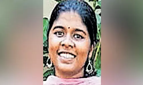 ഫിസിക്കല്‍ ടെസ്റ്റിനായുള്ള ഓട്ടപരിശീലനത്തിനിടെ യുവതി കുഴഞ്ഞ് വീണു മരിച്ചു;22 കാരിയുടെ മരണം കൂട്ടുകാരികള്‍ക്കൊപ്പം സ്‌കൂള്‍ ഗ്രൗണ്ടില്‍ പരിശീലനം നടത്തുന്നതിനിടെ : മരണകാരണം ഹൃദയാഘാതമെന്ന് റിപ്പോര്‍ട്ട്